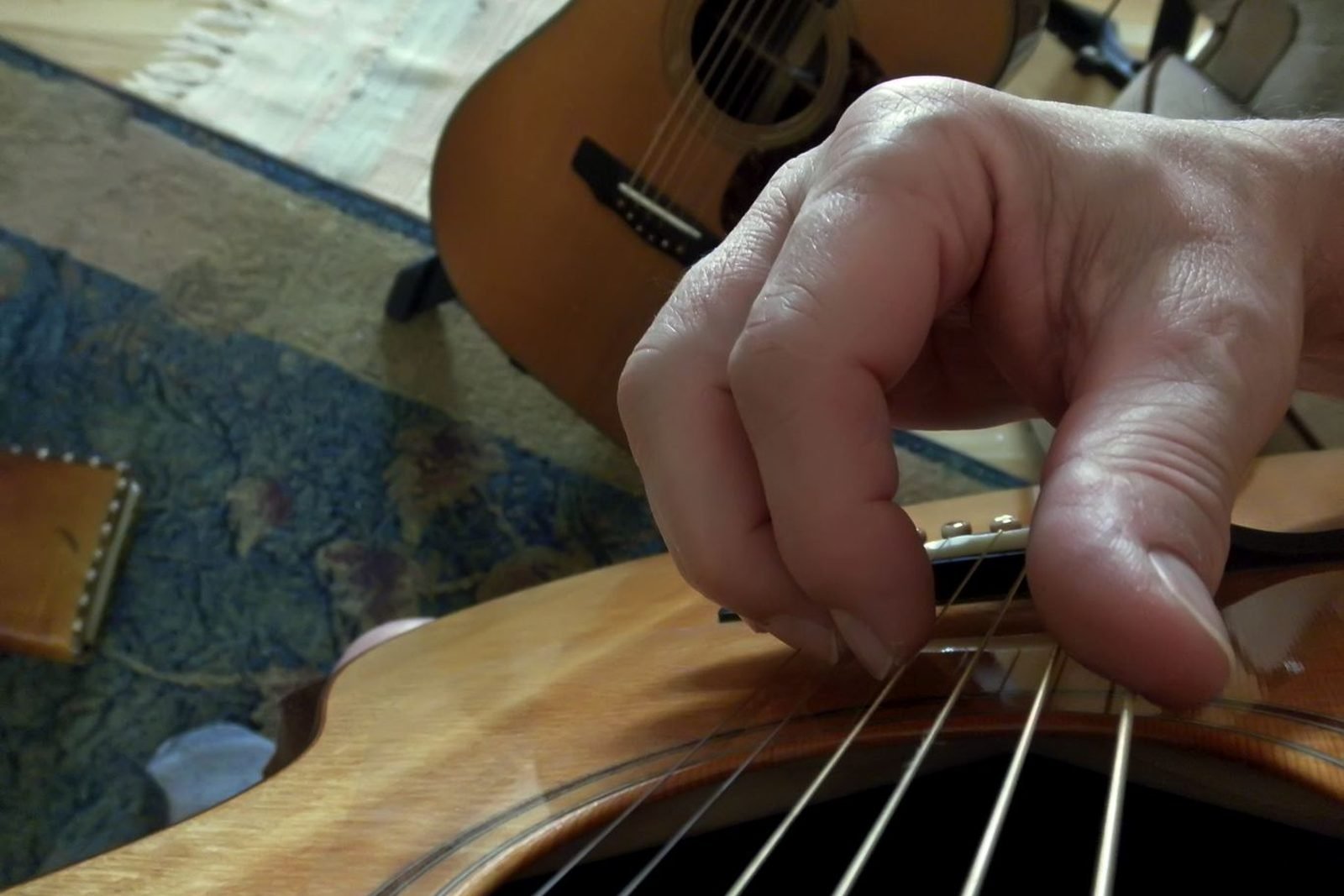 Adulte jouant de la guitare acoustique
