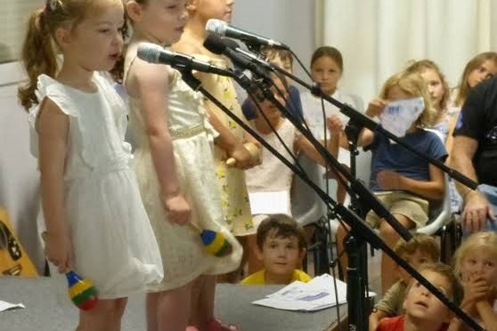 Enfants au jardin musical à Navenne