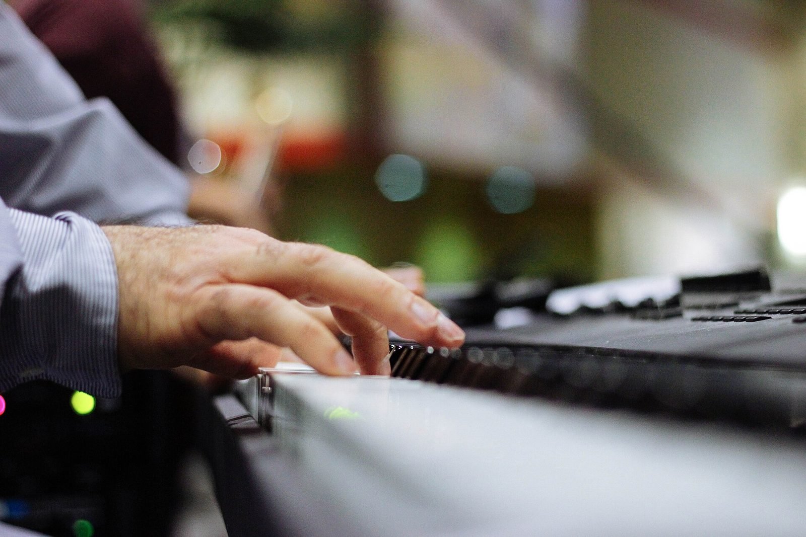 Mains d’une élève au piano à l’école de musique de Navenne