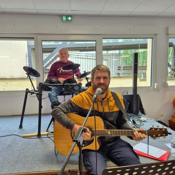 emmanuel a la guitare